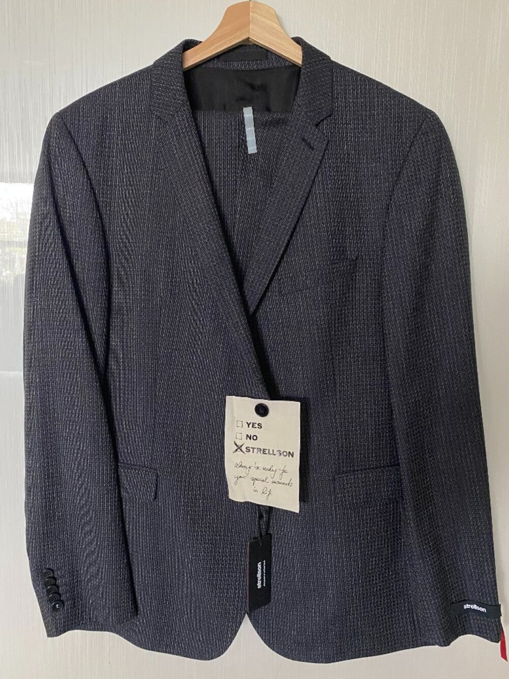 A beautiful 2PC Strellson Suit - Brand New Never Worn Size 44R - 54(EU)